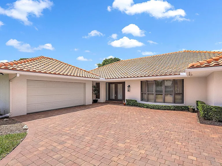 16 Thurston Dr — Photo 3