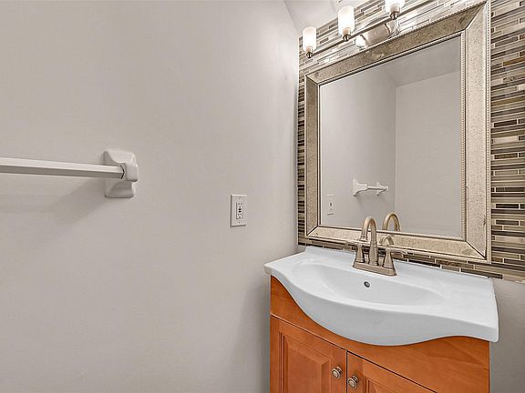 3rd image of 905 NE 28th Street #202