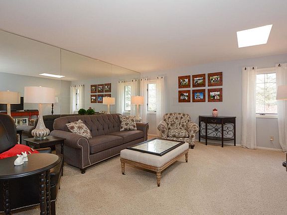 4th image of 1035 Oakwood Ln