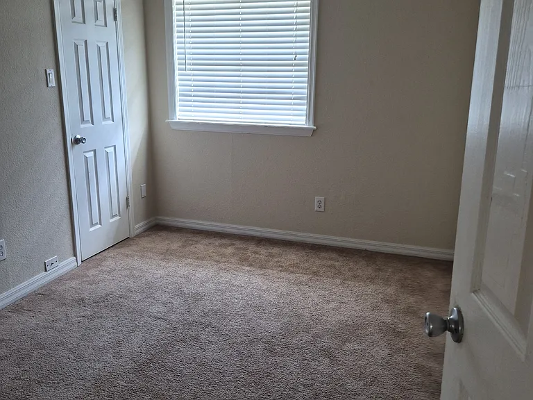 521 Irene St — Photo 9