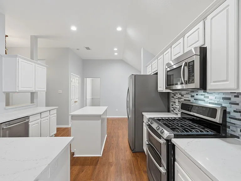 18 Mulberry Glen Pl — Photo 24