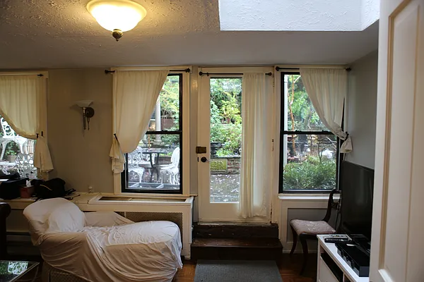 Rented by Chris Stewart, LREB | media 38