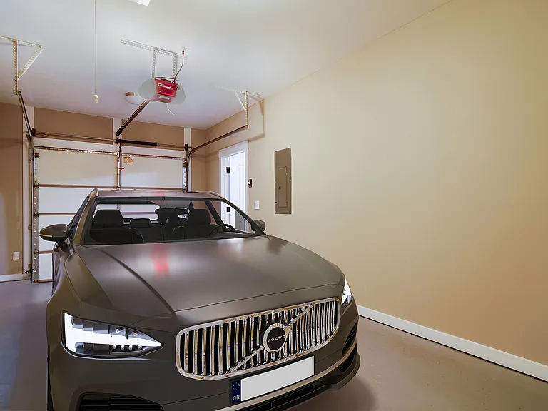 Garage & Parking