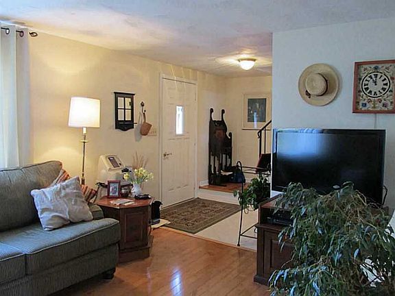 3rd image of 45 Lamplight Dr