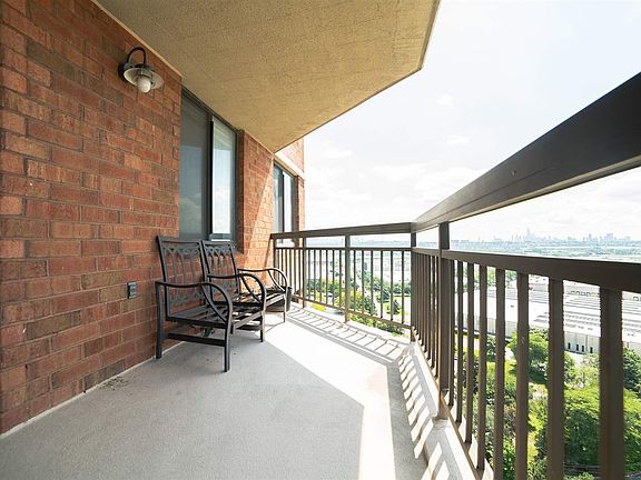 4th image of 1802 Harmon Cove Tower #1802