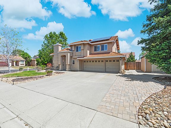 3rd image of 443 Melissa Ct