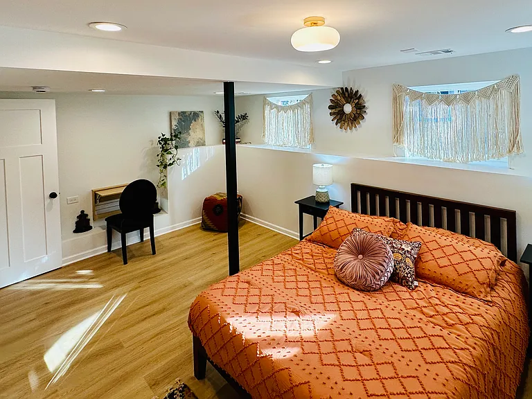 Sunny south facing bedroom with work from home space!