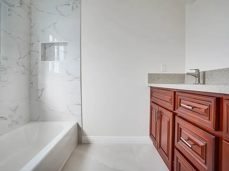 501 E 99th St #10 — Photo 26