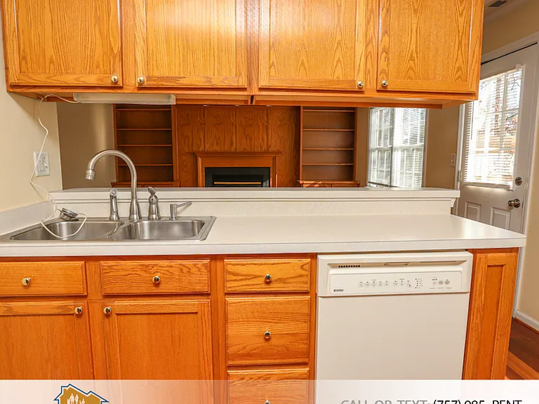938 Churchill Ln — Photo 12