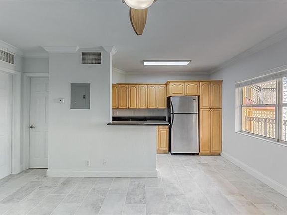 4th image of 744 NE 14th Ave APT 9
