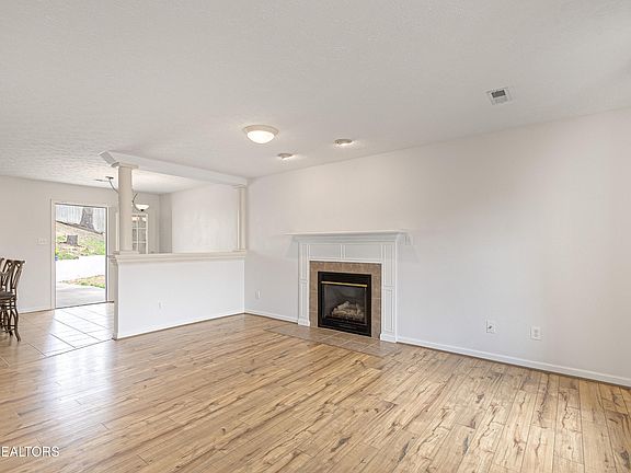 3rd image of 3210 Kingsmore Dr