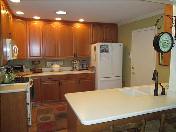 2nd image of 14 Oakwood Ln