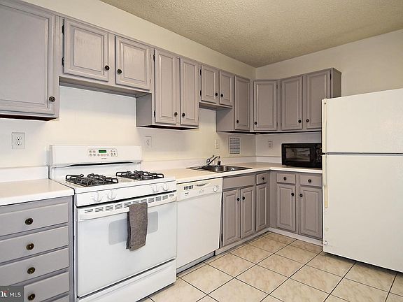 5th image of 3701 S George Mason Dr Unit 207N