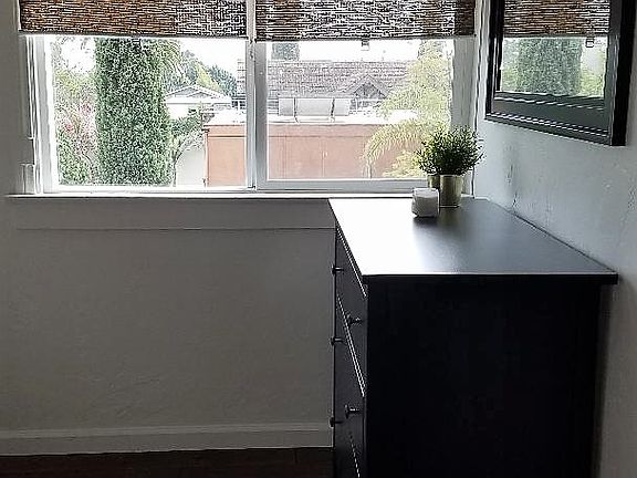 5th image of 2853 Hawthorn St