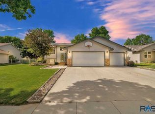 813 E Pine St, Brandon, SD 57005