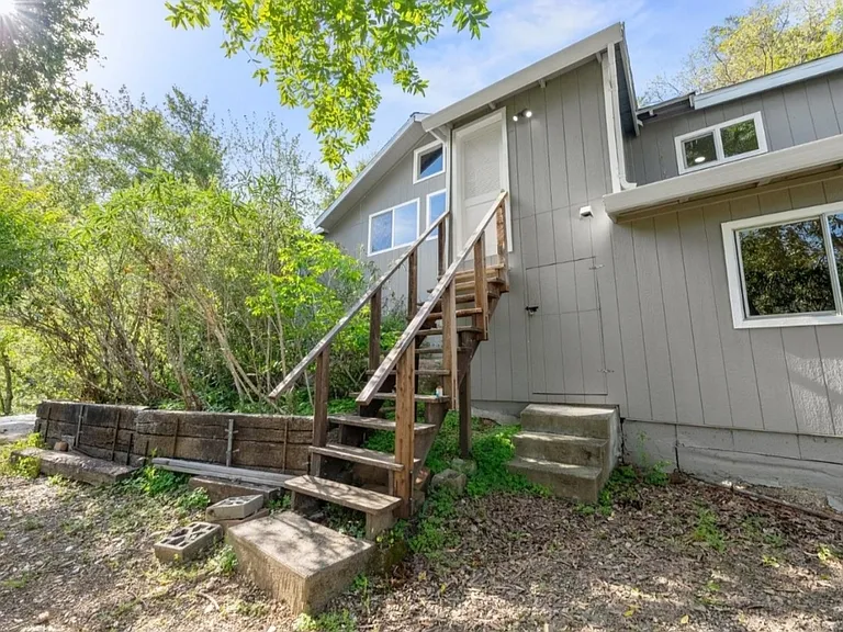 19046 Laurel Dr — Photo 12