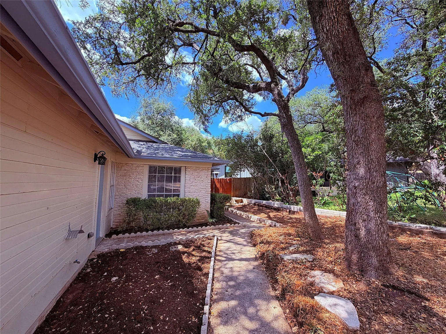 3 bed, 2.0 bath, 1000 sqft, $1,650 — Photo 1
