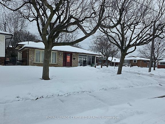 3rd image of 2 Rideau Cres