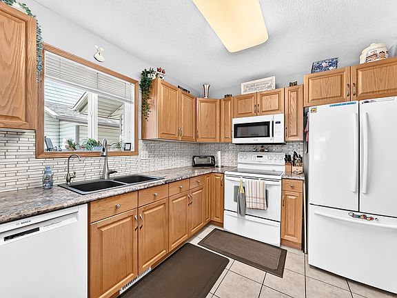 3rd image of 4807 43a Ave #204