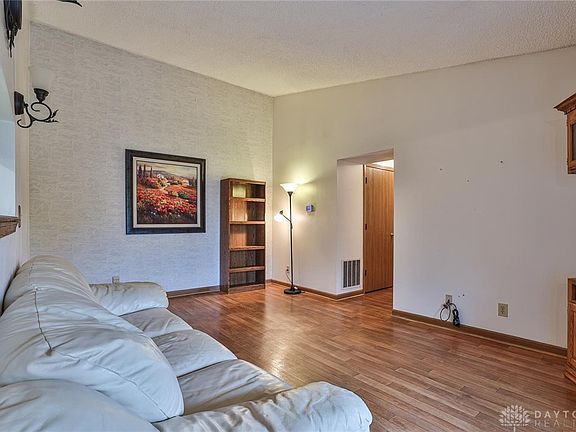 4th image of 630 Saint Clair Ave APT 20