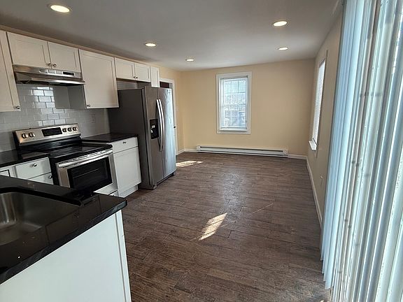 3rd image of 1105 Scott St