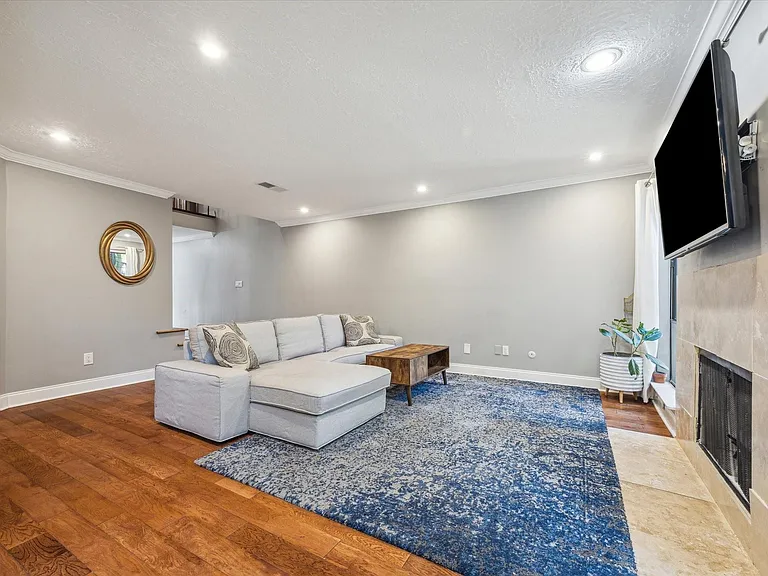 2107 Morgan St — Photo 4