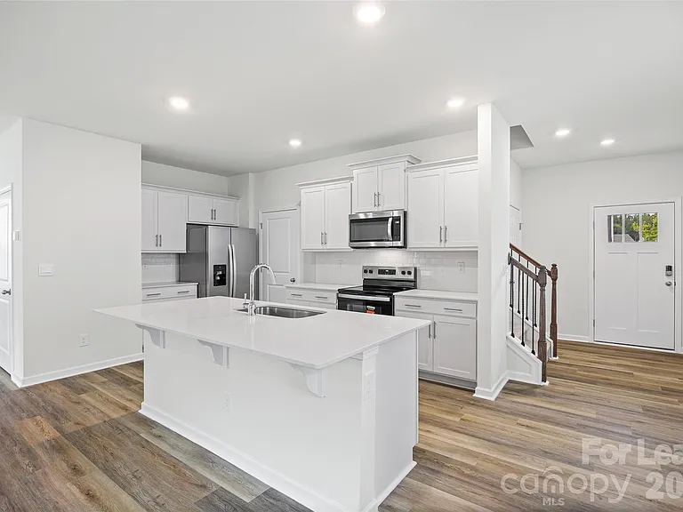 1010 Two Brothers Ln — Photo 5