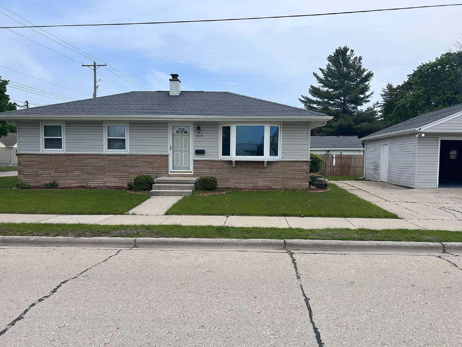 3 bed, 2.0 bath, 1264 sqft, $1,595 — Photo 2