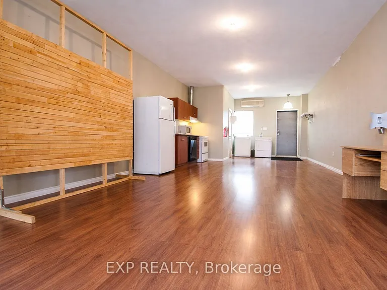 1038 Coxwell Ave #2 — Photo 2