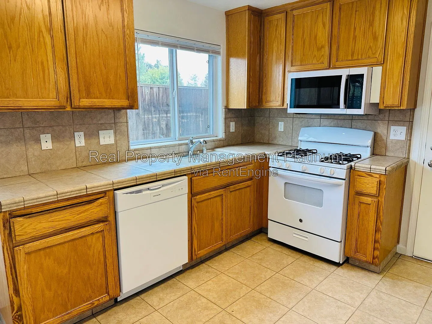 3 bed, 2.5 bath, 1547 sqft, $2,249 — Photo 3
