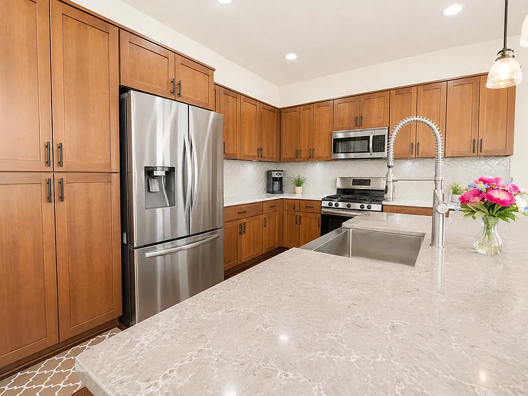 402 NE 77th Ave — Photo 2