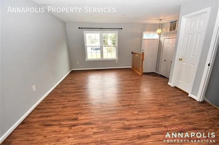 562 francis nicholson way — Photo 4