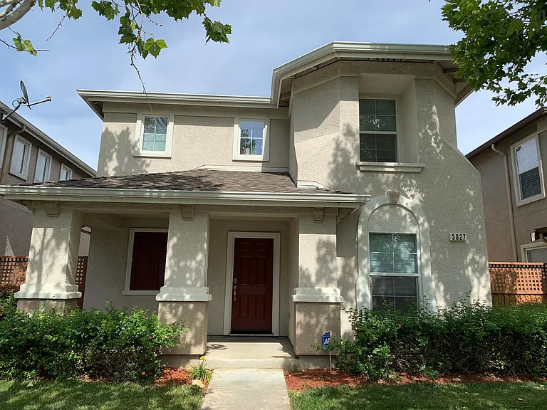 3027 Roadrunner Dr — Photo 1