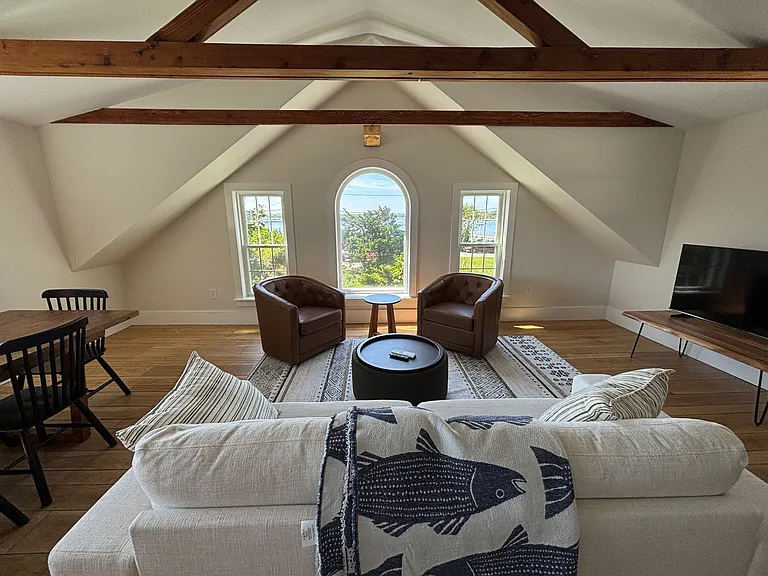 Upstairs: living area