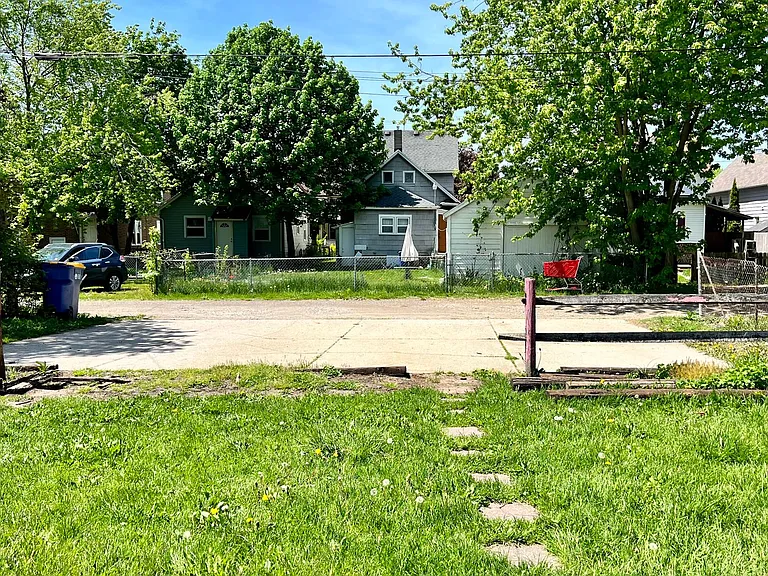 1133 Muskegon NW — Photo 12