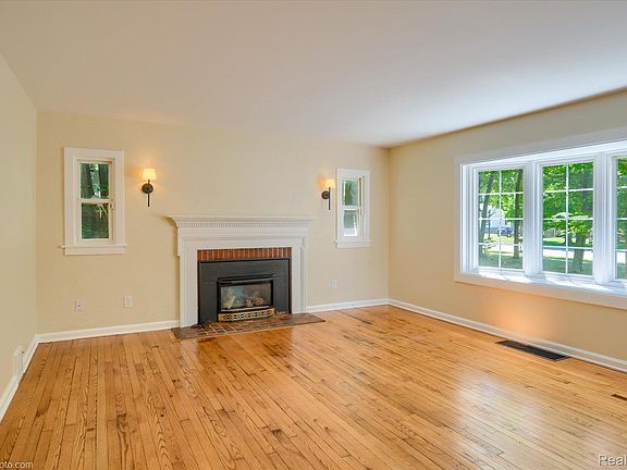 5th image of 580 N Almont Ave
