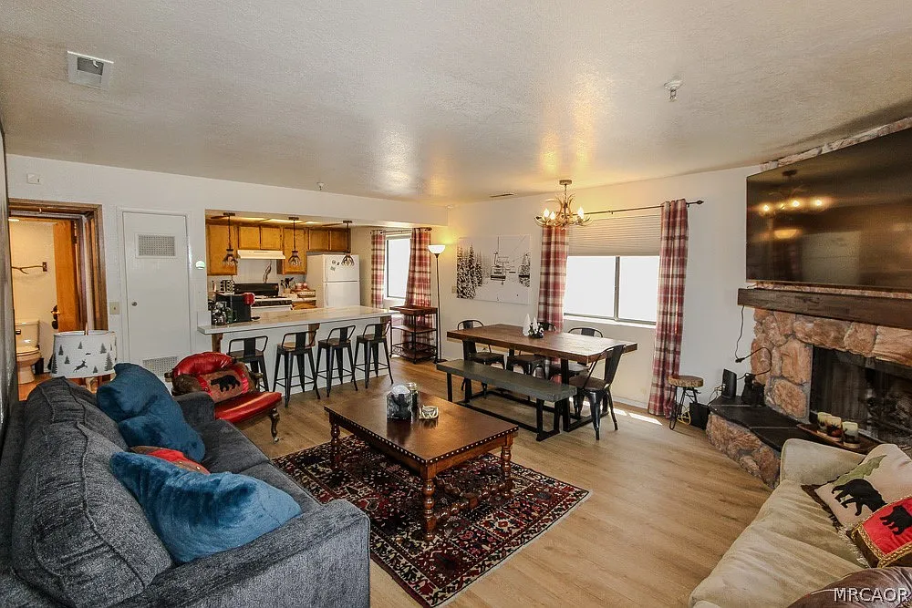 2 bed, 2.0 bath, 1200 sqft, $1,900 — Photo 3