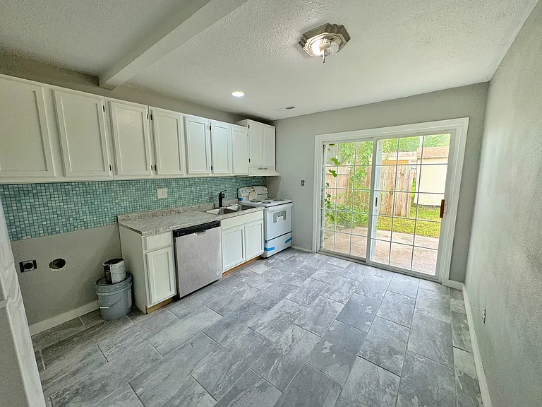 209 S Graham St #B — Photo 10