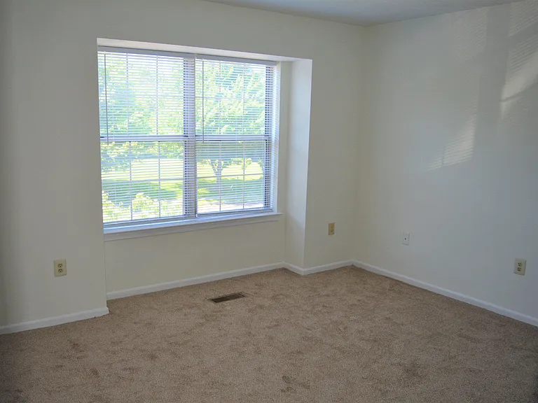 361 Kent Ln — Photo 17