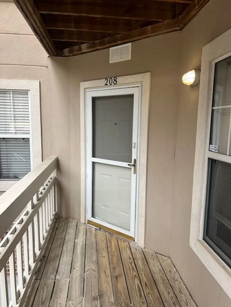 Waterfront - 2 Bed/2 Bath Condo - Pier 33 - Alley Kitchen - Fireplace - Washer/Dryer Included - C... — Photo 2