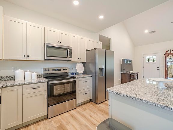 3rd image of 190 Chariot Ln