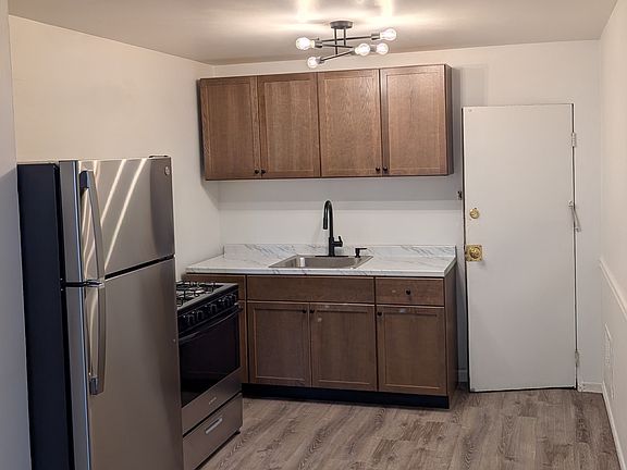 2nd image of 1321 Mathews Ave APT 2
