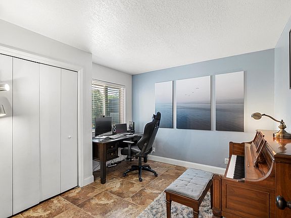 5th image of 10313 Camino Del Oso NE