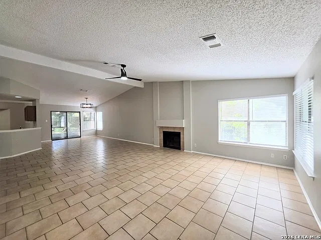 4 bed, 2.5 bath, 2620 sqft, $2,100 — Photo 4