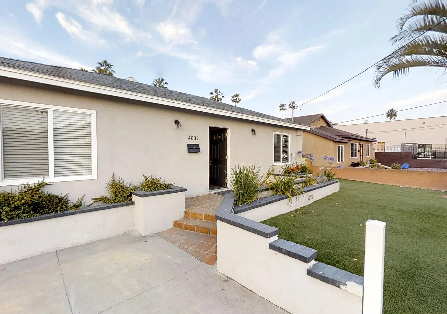 BIG House! Spacious bedrooms! Garage and Driveway Parking! — Photo 3