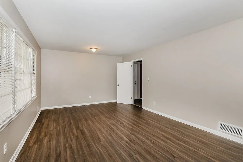 3 bed, 2.0 bath, 3664 sqft, $2,025 — Photo 4