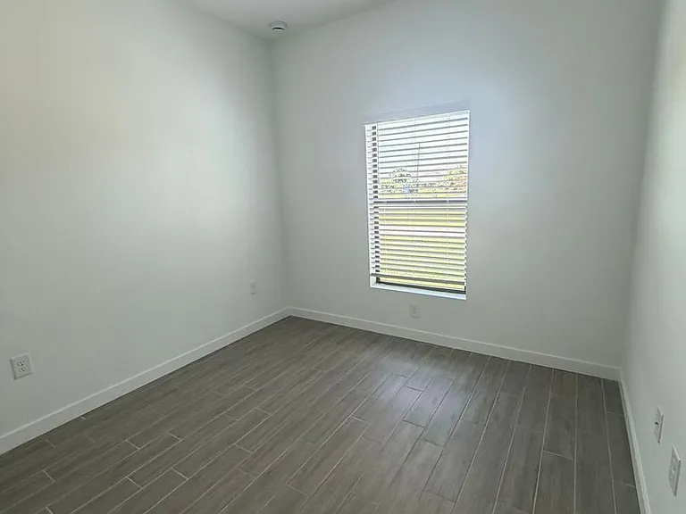 1504 Gary Ln — Photo 3