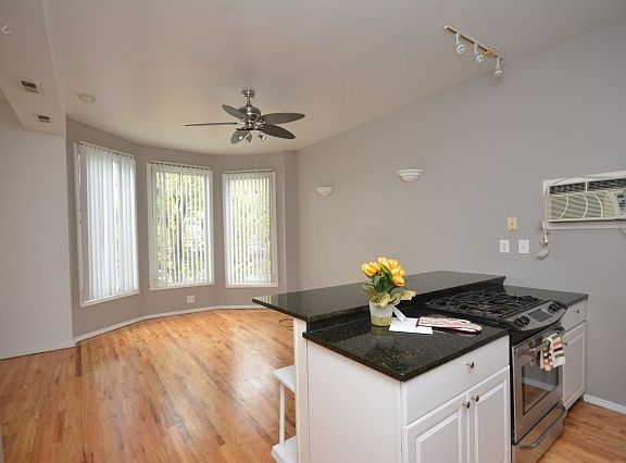 4th image of 2321 W Belmont Ave