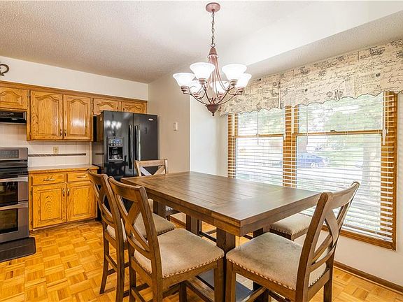 5th image of 1025 NW Heatherwood Dr