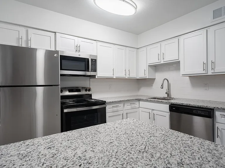 River Breeze Apartments — Photo 8